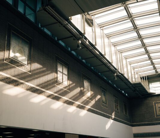 Nowoczesne wnętrze z świetlikiem i światłem rzucającym architektoniczne cienie