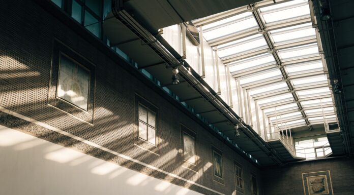 Nowoczesne wnętrze z świetlikiem i światłem rzucającym architektoniczne cienie