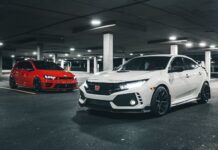 Czy warto kupić używane BMW M3 zamiast nowego hot hatcha? Białe i czerwone sportowe auta z włączonymi światłami w podziemnym garażu