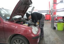 Jak sprawdzić historię serwisową auta premium, kiedy sprzedawca kręci nosem