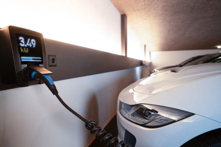 Biały samochód elektry