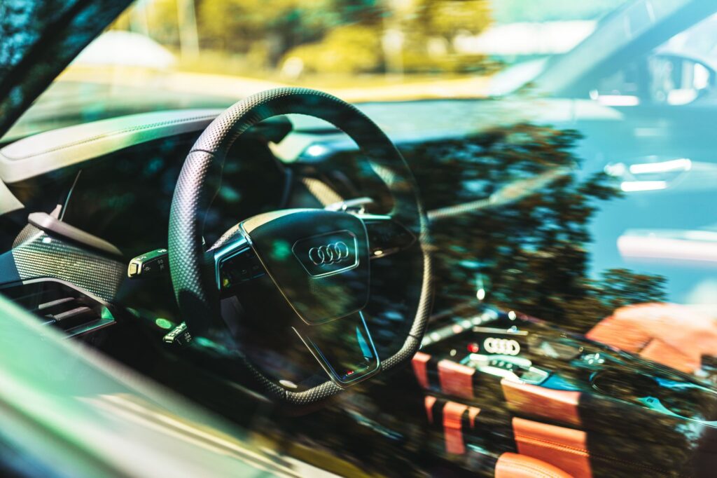 Wnętrze luksusowego Audi z nowoczesną kierownicą i deską rozdzielczą