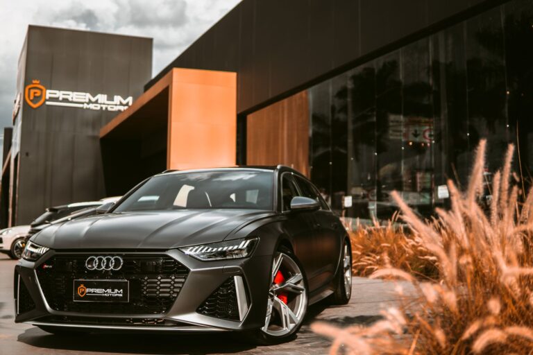 Czarny luksusowy samochód sportowy przed nowoczesnym salonem Premium Motors